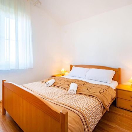 2 Bedroom Amazing Apartment In Nevidane Exterior photo